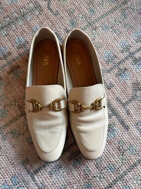 ZARA Cream Pebbled Leather Loafers with Gold Horsebit